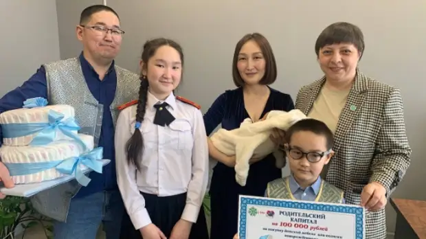 В Лабытнанги многодетным семьям медиков вручают родительский капитал