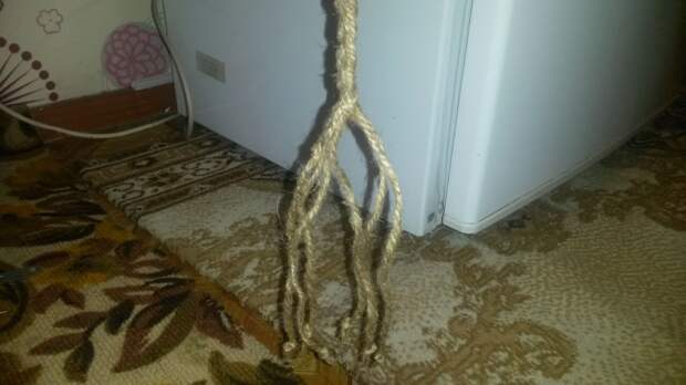 12. В последсткии к свисающим концам привязываю еще кусочки этого аркана, чтобы распушистее было. 12. В последсткии к свисающим концам привязываю еще кусочки этого аркана, чтобы распушистее было. животные, коты, своими руками, сделай сам