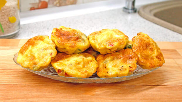 Фото к рецепту: Омлетные кексики с овощами, сыром и колбасой