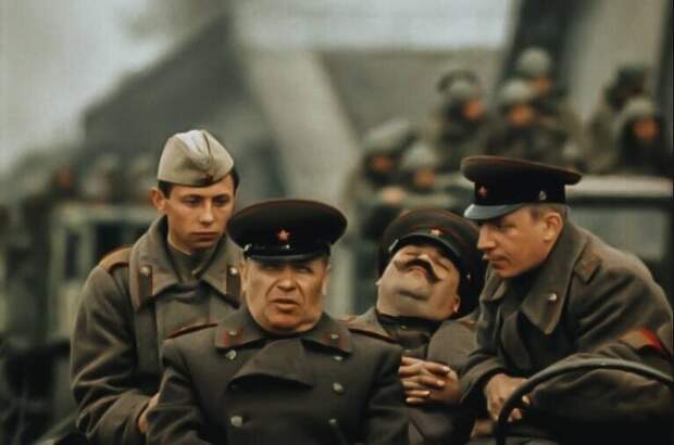 Кадр из фильма «Женя, Женечка и «Катюша»», 1967. Свою последнюю роль в фильме сыграл легендарный Марк Бернес. Его персонажа, полковника Караваева, озвучивал уже другой актер – Григорий Гай
