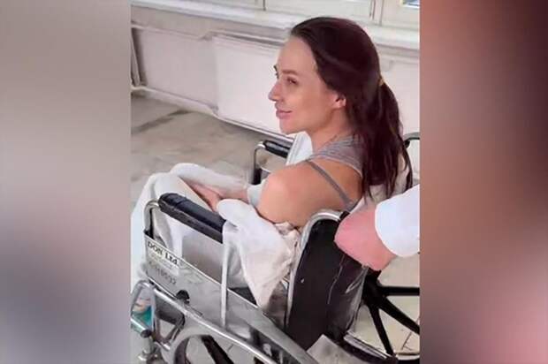 «Не в силах идти»: жених Лерчек впервые показал блогершу в инвалидном кресле перед химией