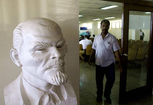 Ленин на нефтяном заводе в Санта-Крус-дель-Норте, Куба
