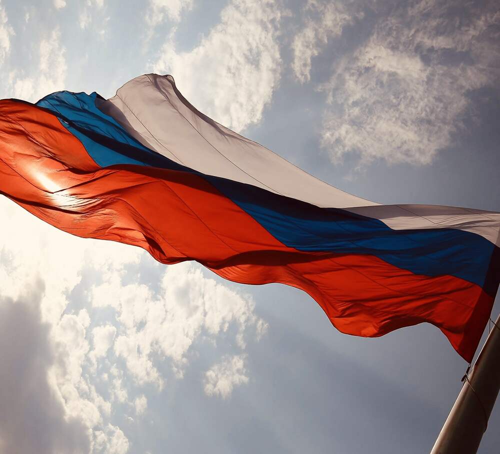 Флаг России. Российский флаг на фоне неба. Флаг России развивающийся. Флаг России и солнце.