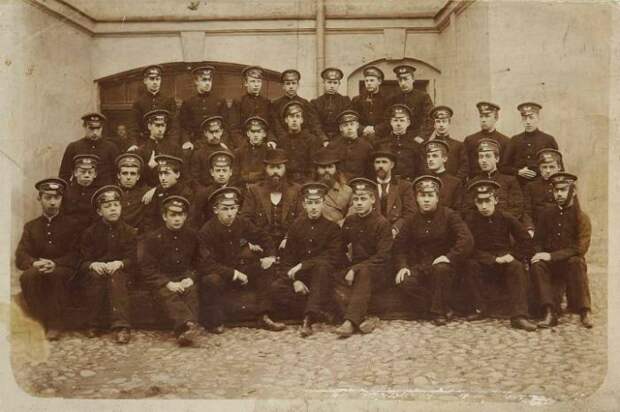 1896 г. Учащиеся Введенской гимназии ( Александр Блок второй справа во втором ряду снизу) 1896 г. Учащиеся Введенской гимназии ( Александр Блок второй справа во втором ряду снизу)