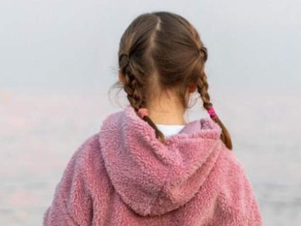 В Казани у матери изъяли 6-летнюю дочь-маугли: женщина устроила дома свалку