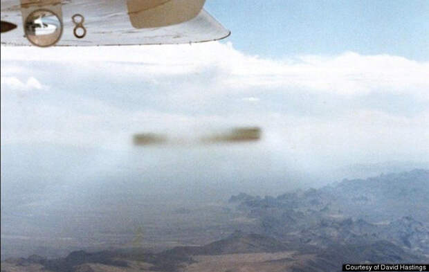 Удлинённый НЛО типа «сигары» специально теряет очертания вблизи самолёта