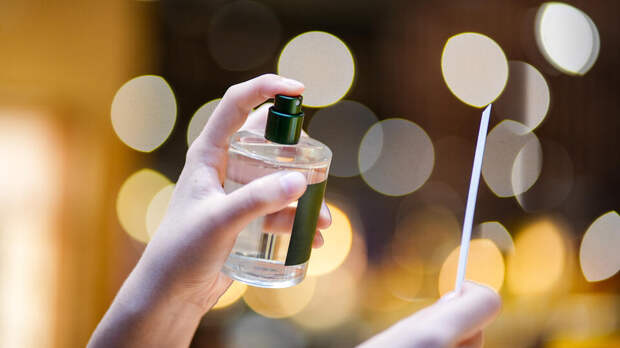 Россияне будут дарить духи и сладости на 23 февраля и 8 марта