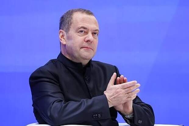 Медведев призвал контролировать торговые сети из-за манипуляций с товарами