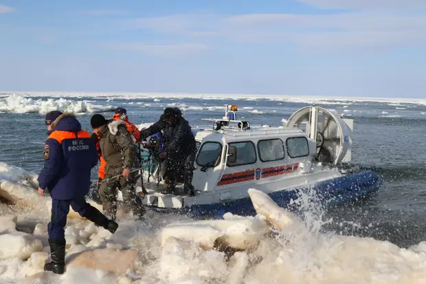 Шесть рыбаков оказались на оторванной льдине в Нижегородской области