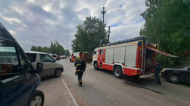 Ангар загорелся на северо-востоке Петербурга