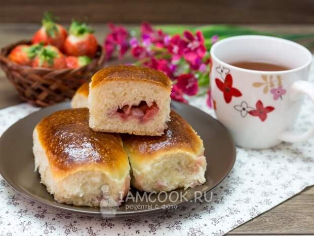 Пирожки с клубникой в духовке