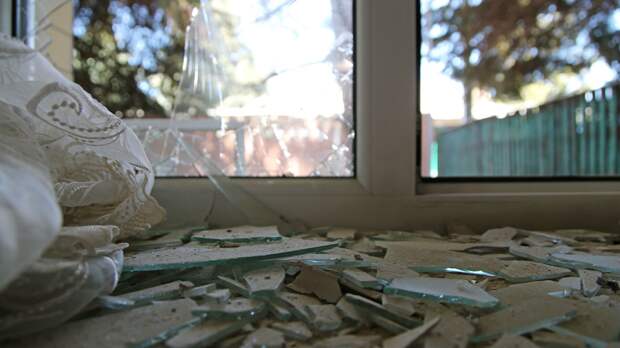 Разбитое окно дома, поврежденное разрывом снаряда в результате обстрела в Петровском районе Донецка - РИА Новости, 1920, 30.07.2021