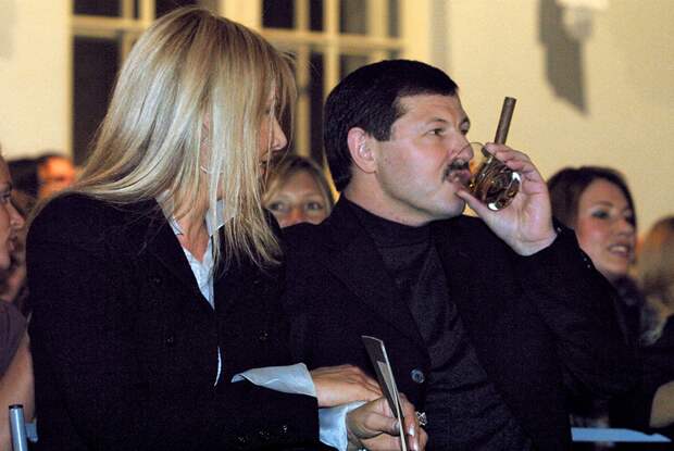 2003 Бизнесмен Владимир Барсуков (Кумарин) на дефиле от ведущих домов моды Valentino, Lanvin, YSL. Дефиле прошло в Манеже Меньшиковского дворца. Владимир Барсуков (Кумарин) — справа