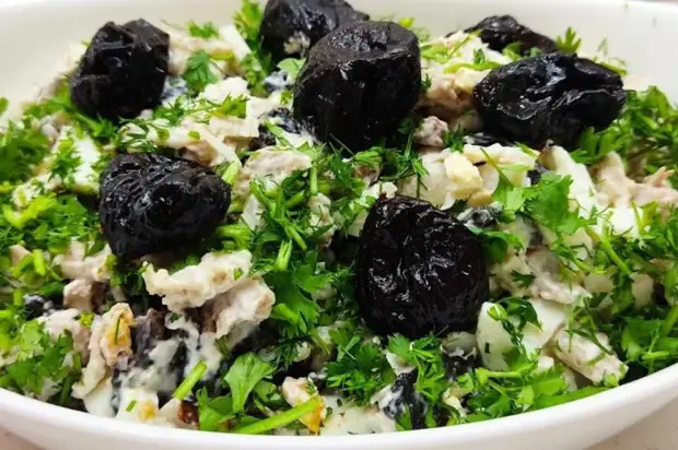 Салат с курицей, сухариками, яйцом и черносливом Салат с курицей, сухариками, яйцом и черносливом
