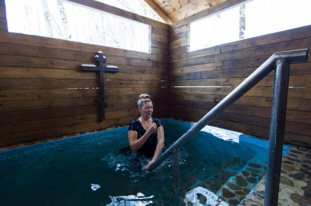 Купель без молитвы - просто моржевание: священник о сути Крещенских обрядов