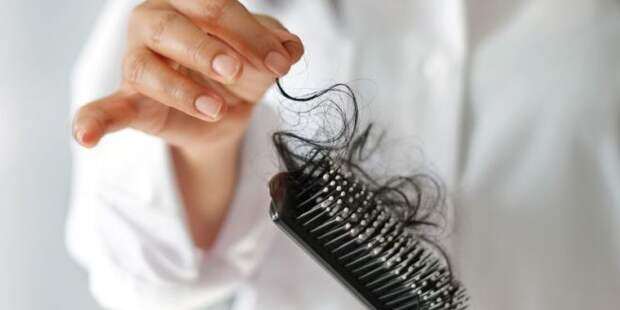 Когда волосы выпадают из-за болезни: 7 возможных причин
