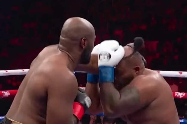 Боксёр Кинглси Ибе ударами сорвал парик с головы Джаррелла Миллера