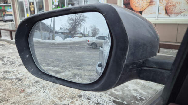 Почему автомобилисты оставляют боковые зеркала разложенными на парковках — и чем это грозит