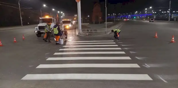 Дорожную разметку на пешеходных переходах начали наносить в Барнауле