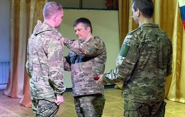 Военным медикам вручили награды за спасение раненых на спецоперации