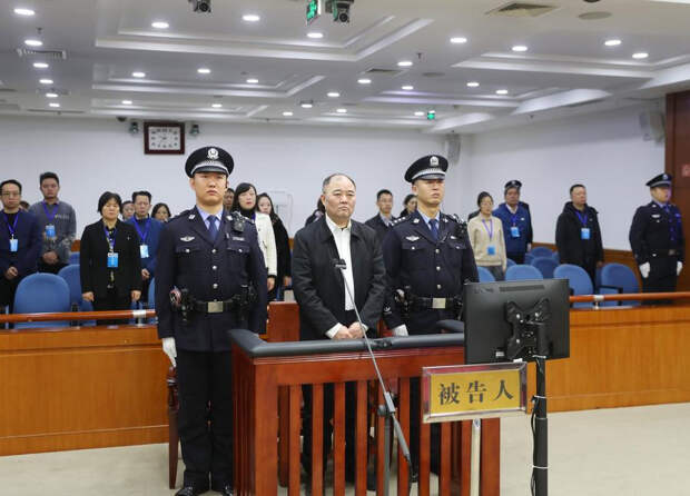 Китайский банкир приговорен к смертной казни за взятки