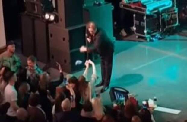 Лепс выбил телефон из рук поклонницы на концерте в Костроме