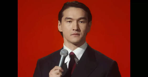 Нурлан Сабуров впервые вышел на сцену после 50-летнего запрета на въезд в Россию и пошутил про Ксению Собчак