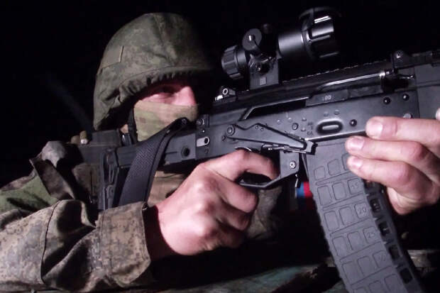 В Приамурье военнослужащие Восточного военного округа выполняют ночные стрельбы с использованием специальных приборов