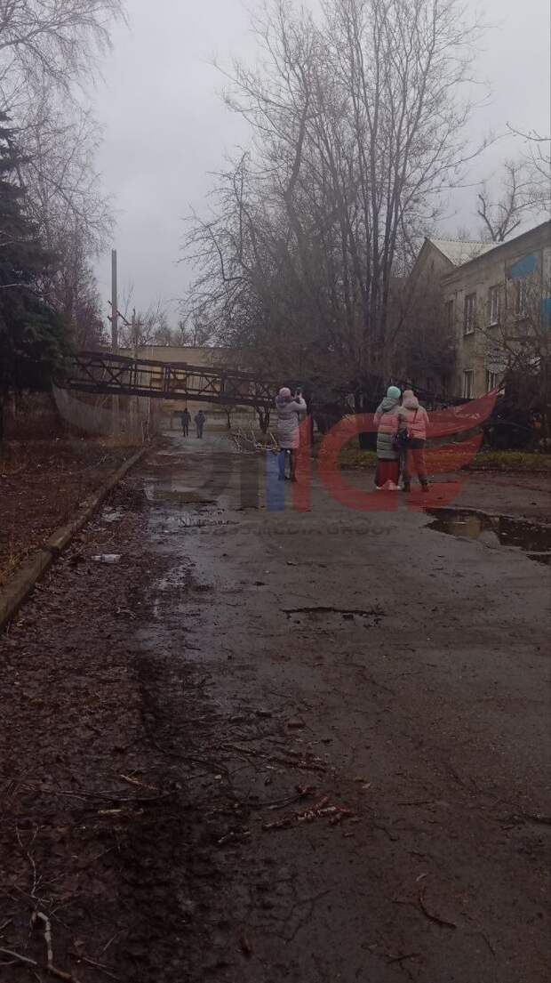 В Горловке из-за ветра упала вышка