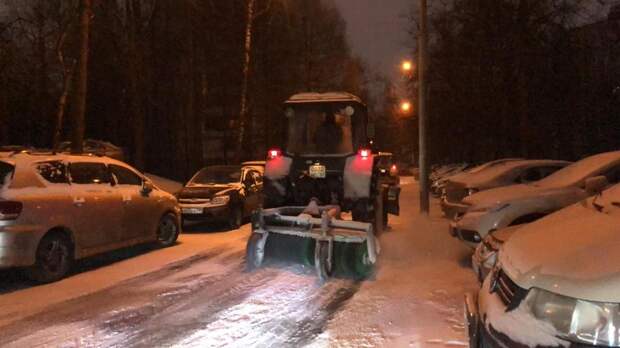 Коммунальщики ликвидируют последствия снегопада