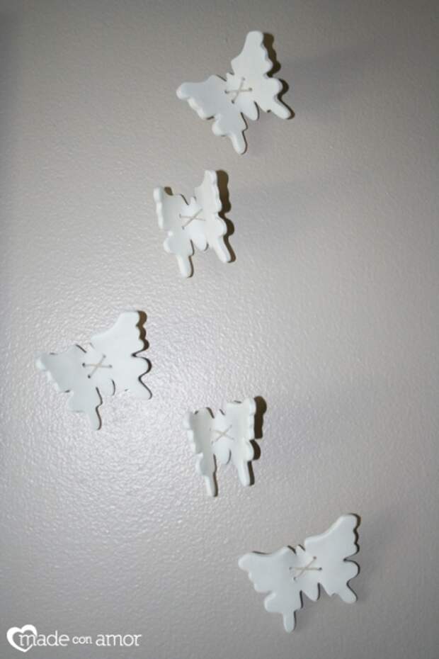 бабочки на стене