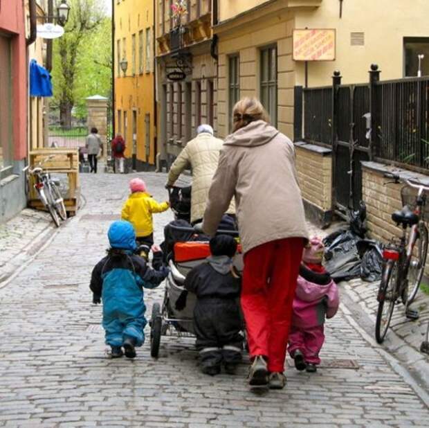 Swedish-Kids-in-Chubby-Clothes