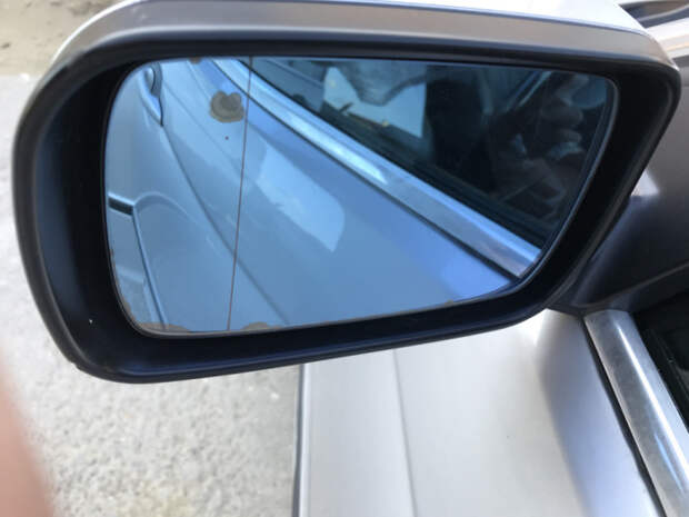Для чего нужна вертикальная черточка на боковом зеркале автомобиля
