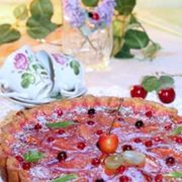 Сметанный пирог с персиком и ягодами