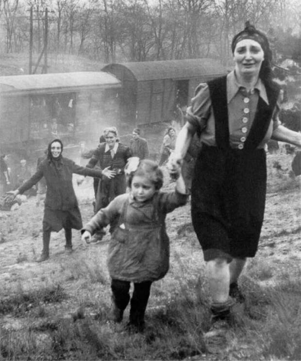 Еврейские узники после освобождения из "поезда смерти", 1945 год история, факты, фото