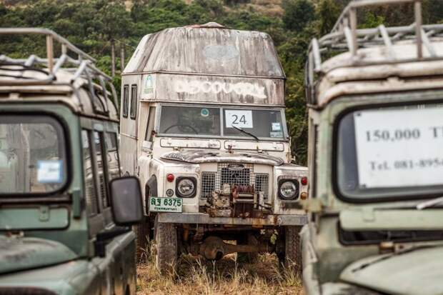 Этот старый, усталый кемпер я случайно нашёл на свалке в Таиланде. defender, land rover, авто, автомобили, дом на колесах, заброшенные авто, кемпер, олдтаймер