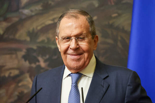 Лавров прибыл на встречу БРИКС на машине с говорящей табличкой