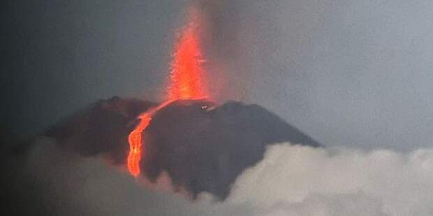 Камчатский «Мордор»: туристы стали свидетелями эпического извержения Ключевского вулкана