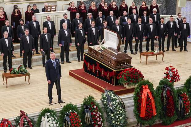 В Петербурге началось прощание с худруком Капеллы Владиславом Чернушенко