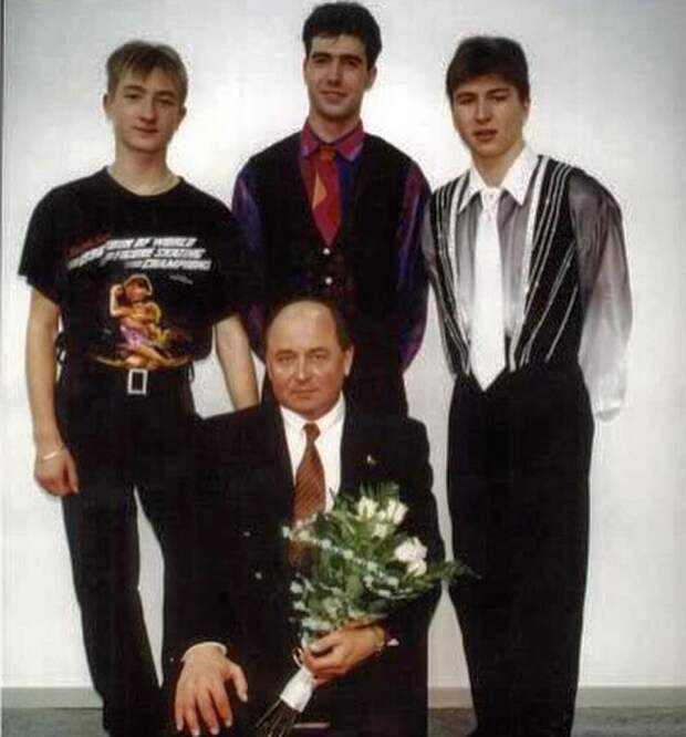 Будущая суперзвезда фигурного катания на групповой фотографии с Алексеем Мишиным – «Доктором ледовых наук».