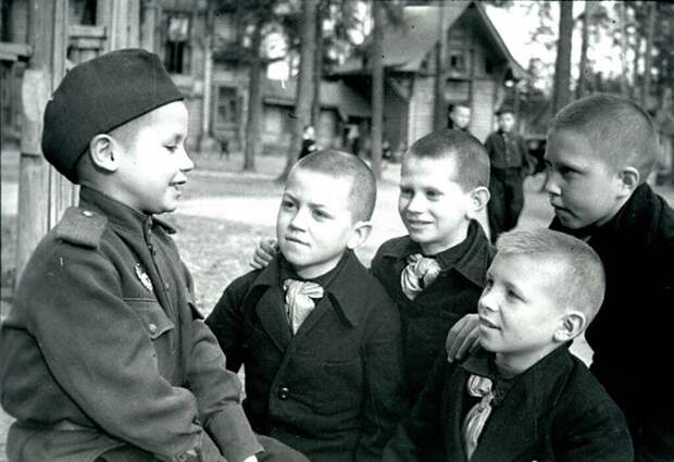 6-летний Толя Воронов, прошедший боевой путь с одной из гвардейских дивизий, знакомится со своими новыми товарищами в детском доме №9.  Май 1945 г. Московская область 