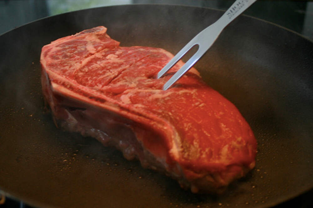У нас есть мясо 2016. Переворачивание мяса. Добрина колбасы. Штачка переворачивать мясо.