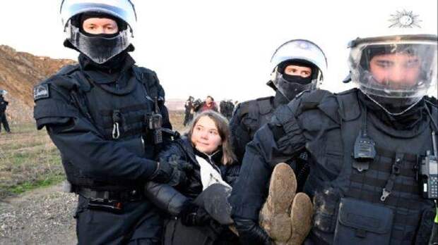 Задержанная не слишком печалится грету тунберг теперь возят не в оон а в полицию