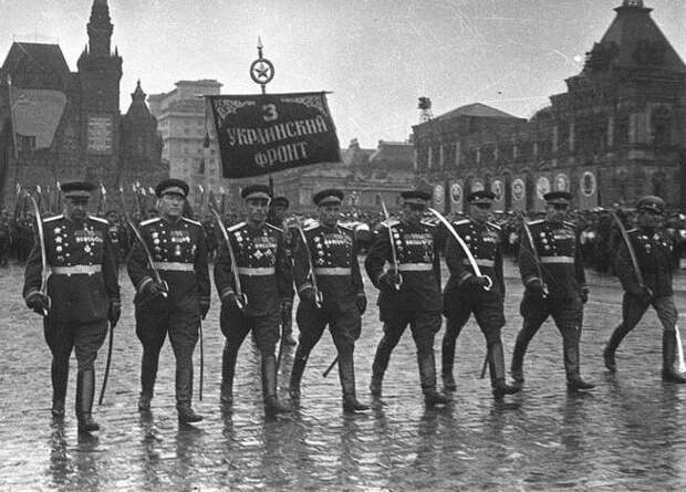 Генерал-лейтенант Владимир Димитров Стойчев (крайний справа) во главе колонны  Третьего Украинского фронта на Параде Победы на Красной площади 24 июня 1945 года