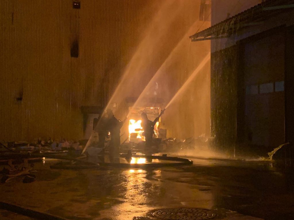Тушить склад в Марьине помогали пожарные вертолеты