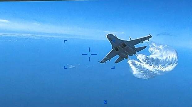 Российский Су-27 маневрирует и стравливает топливо рядом с большим американским ударно-разведывательным беспилотником MQ-9 Reaper, после чего этот БПЛА затонул. Март 2023 г.