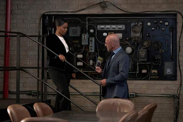 Stabler and Bell talk on Law & Order: Organized Crime Season 5