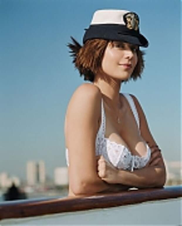 Кэтрин Белл (Catherine Bell) в фотосессии для журнала FHM (июль 2002)