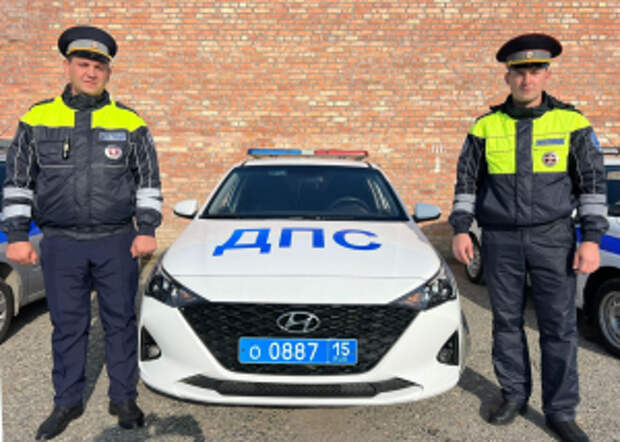 В Северной Осетии водитель поблагодарил инспекторов ДПС Моздокского района за помощь на дороге