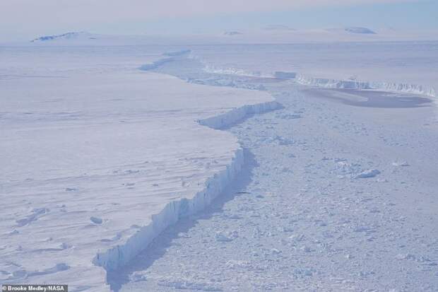 Слева - ледник Пайн-Айленд, справа - отколовшийся айсберг B-46. Снимок сделан 7 ноября 2018 г. nasa, Антарктика, айсберг, айсберг А-68, антарктида, ледник Ларсена, льды, полярная жизнь